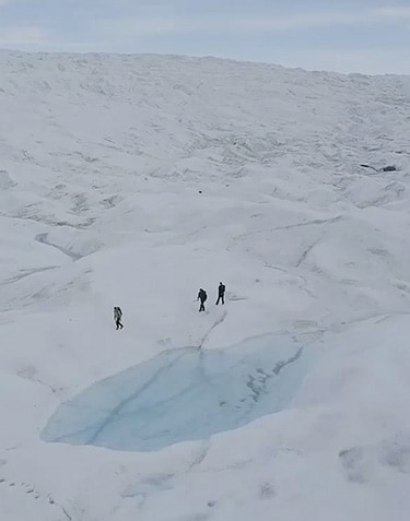 Trabalhadores siberianos desafiam frio extremo para reparar navios